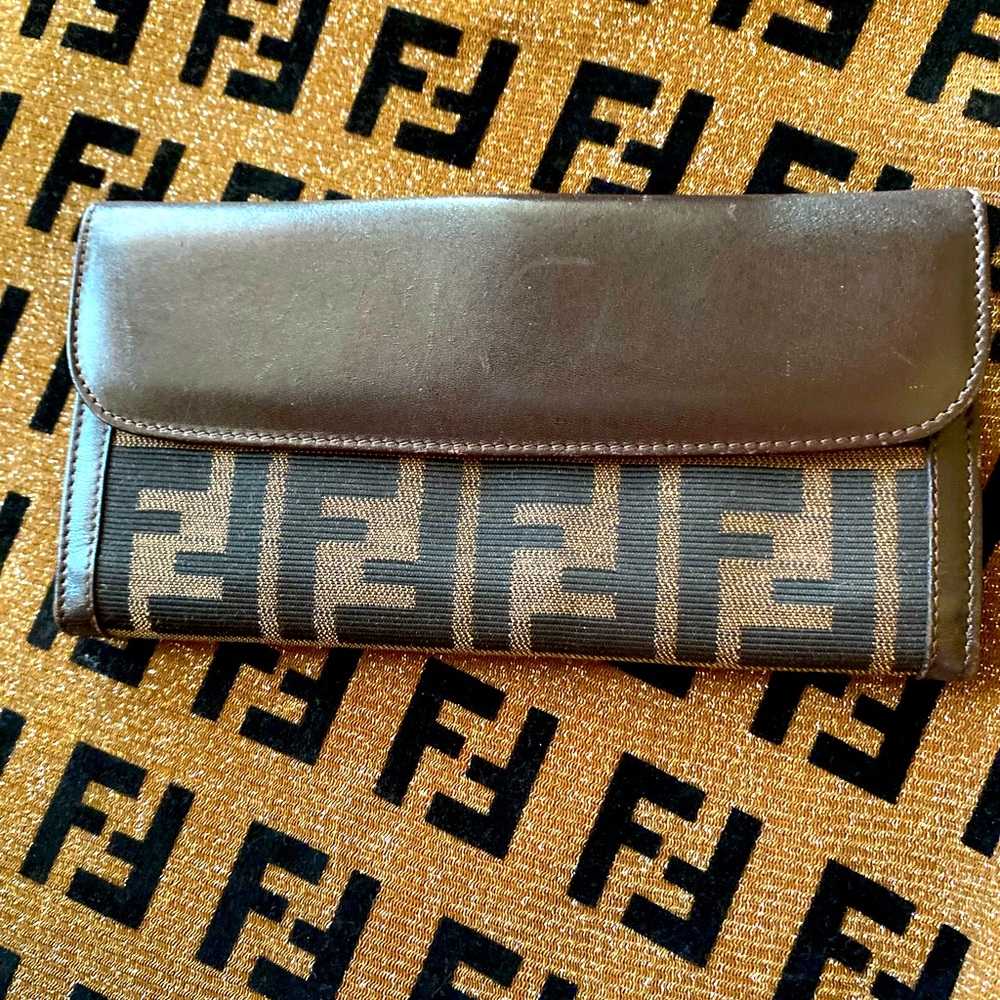 🌺🌺💯AUTHENTIC “FENDI” fold over magnetic closure